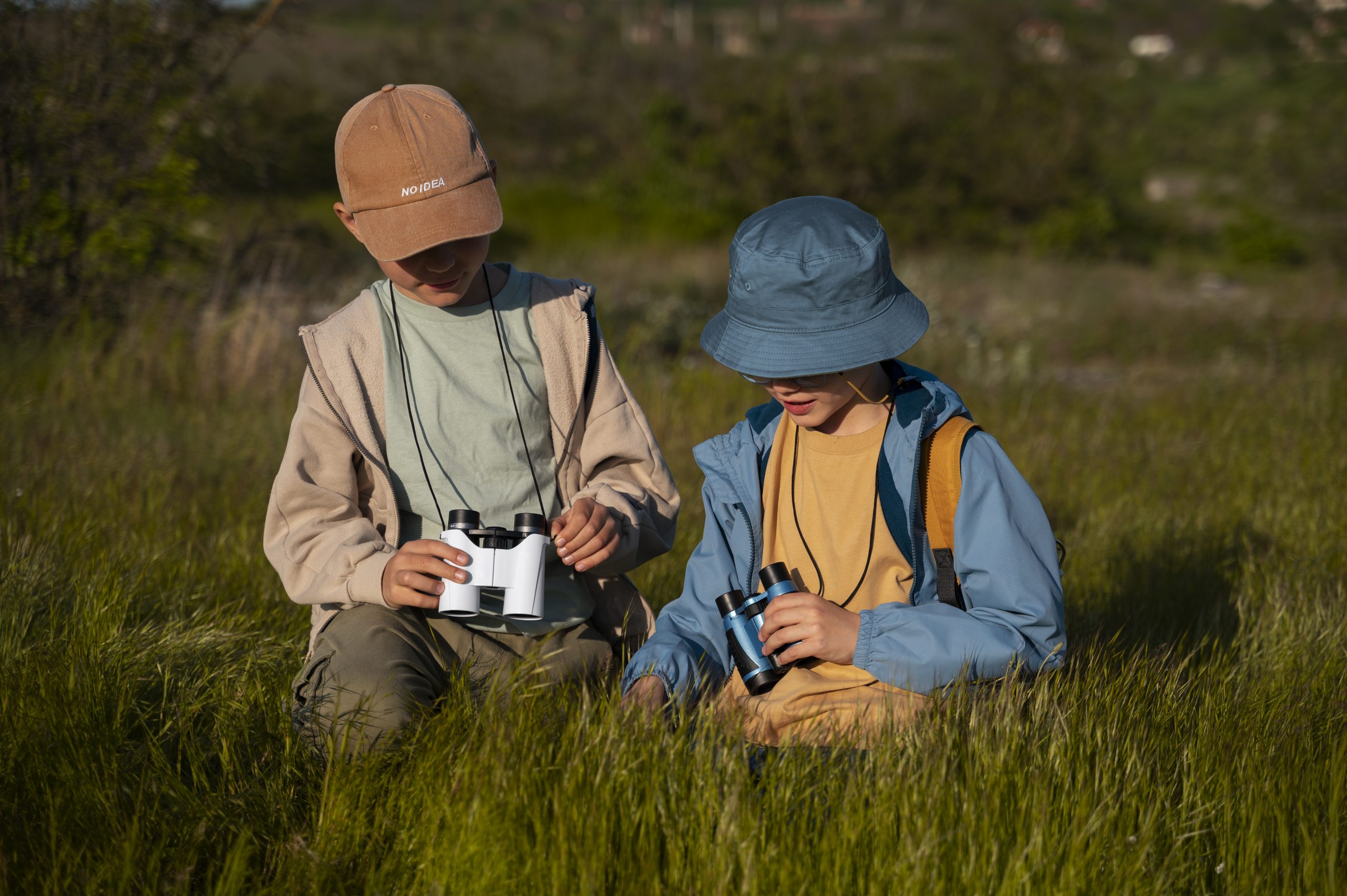 Copii explorând natura